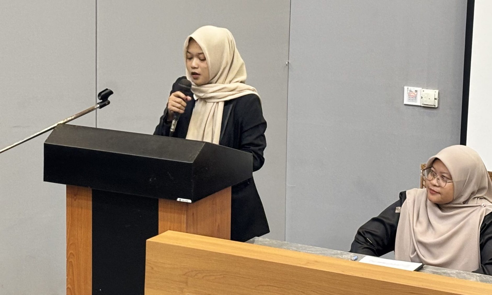 Atifa Suha, Mahasiswa S2 PAI IAITF, Lantunkan Syair pada Pembukaan Kolokium dan KKN Internasional di UiTM Cawangan Melaka